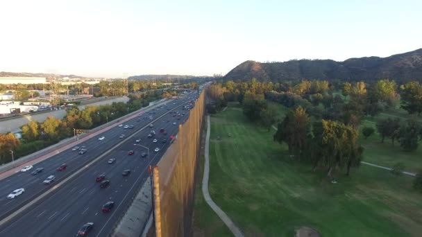 Imagens Drones Sobre Auto Estrada Curso Ouro Durante Hora Trânsito — Vídeo de Stock