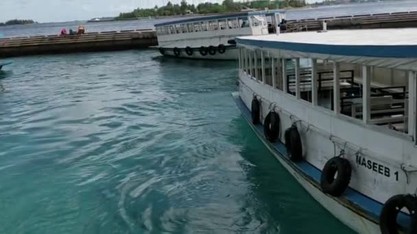 Barcos São Usados Para Transportar Pessoas Entre Ilhas Nas Maldivas — Vídeo de Stock