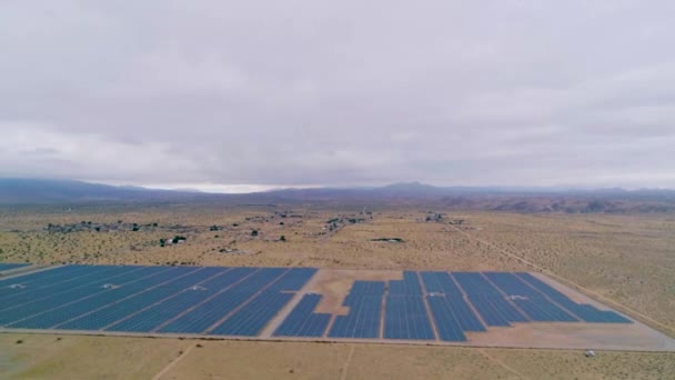Aerea Dei Pannelli Solari Nel Deserto — Video Stock