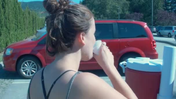 Joven Mujer Caucásica Toma Descanso Agua Que Apaga Carrera Del — Vídeo de stock