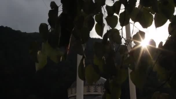 トルコのウズンゴル地方にあるモスクのBロール 美しさショット 葉の間に太陽光の効果があります 緑の山々に囲まれて このビデオは旅行ビデオやドキュメンタリーで素晴らしい作品 — ストック動画