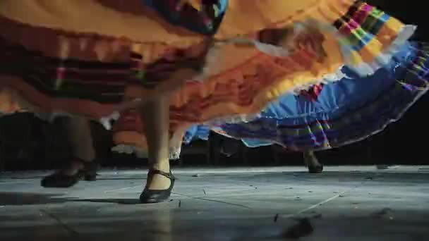 Människor Dansar Mexikansk Musik Natten Levande Föreställning Färgglada Klänningar Och — Stockvideo