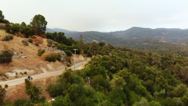 Drone Schot Van Motorfietsen Racen Naar Beneden Kronkelende Bergweg — Stockvideo