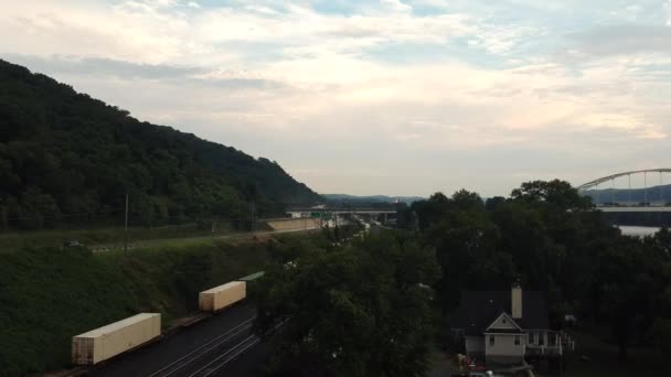 Plan Descendant Train Roulant Long Une Rivière Qui Atterrit Dans — Video