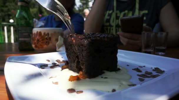 Bit Choklad Tårta Med Glasyr Plattan Äts Med Gaffel Familj — Stockvideo
