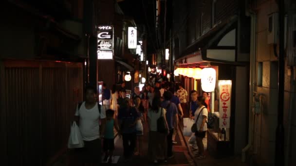 Ludzie Spacerujący Alejce Oświetlonej Latarnią Gion Kioto — Wideo stockowe