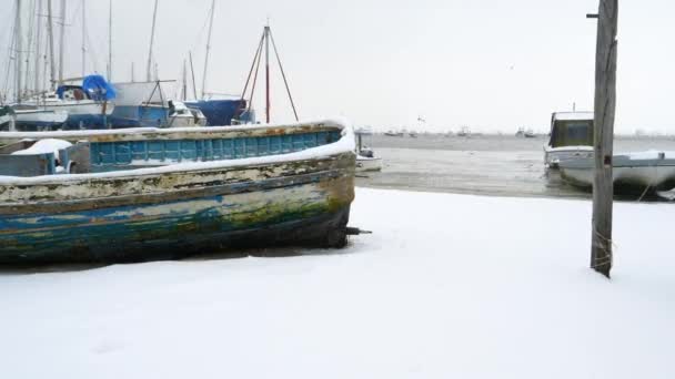 Filmaufnahmen Die Eine Verschneite Szene Eines Zerstörten Bootes Und Gefrorenen — Stockvideo