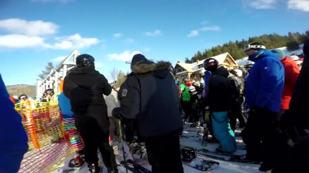 滑雪者都穿着滑雪服 为白天的滑雪运动做准备 拍摄观点 — 图库视频影像