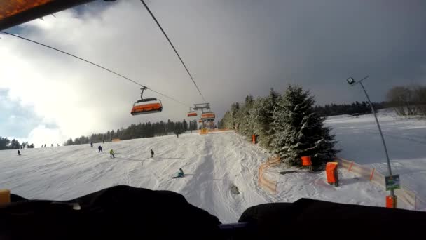 Esquiador Hielo Telesilla Hielo Movimiento Con Esquiadores Patinando Por Debajo — Vídeos de Stock