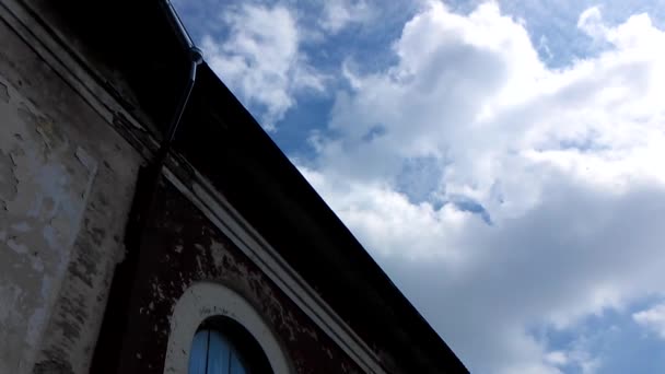 Arka Planda Yarı Bulutlu Bir Gökyüzü Olan Eski Bir Binaya — Stok video