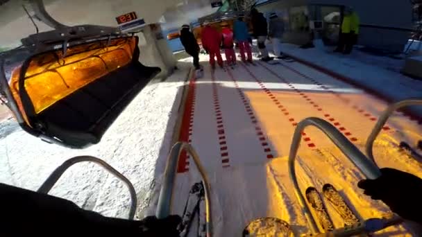 Лыжники Пересекающие Лыжную Стойку Садящиеся Подъемник Безопасным Баром Безопасности Фото — стоковое видео