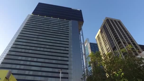 Górę Patelnia Miasta Brisbane Brisbane Square Jasnym Błękitnym Niebie — Wideo stockowe