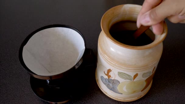测量咖啡机中使用的咖啡 — 图库视频影像