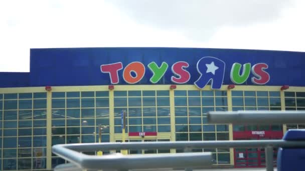 Toys Mağazası Kapalı Alışveriş Arabası Dönüş — Stok video
