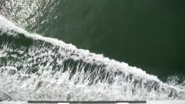 Ferry Que Quebra Através Água — Vídeo de Stock