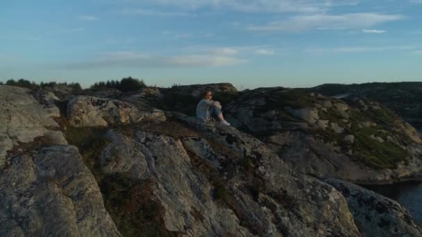 Panning Drone Shot Young Girl Mountain Enjoying Sun Setting Horizon — Stock Video
