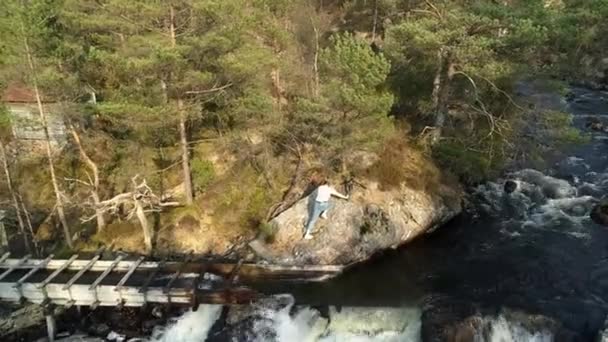 Вид Воздуха Молодую Девушку Фотографирующую Большой Водопад Рядом Старой Мельницей — стоковое видео