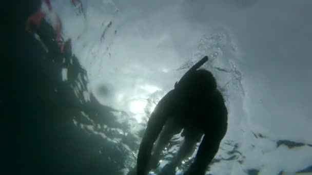 Snorkeler Maschio Esplorare Sotto Onde — Video Stock