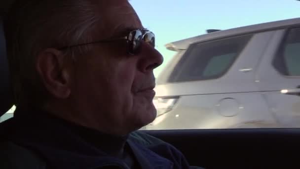 Mężczyzna Okularach Przeciwsłonecznych Jazdy Samochodem Islandii Patrząc Cool Car Wewnętrzny — Wideo stockowe