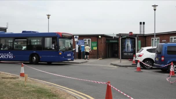 Juli 2018 Buss Forlater Bussholdeplass Utenfor Salisbury District Hospital – stockvideo