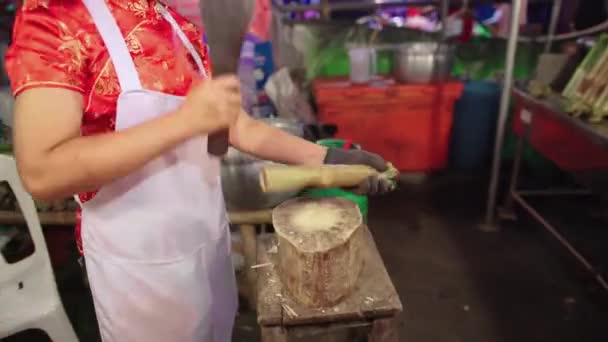 Femme Ouvre Dessert Thaï Sucré Traditionnel Avec Couteau Tranchant — Video