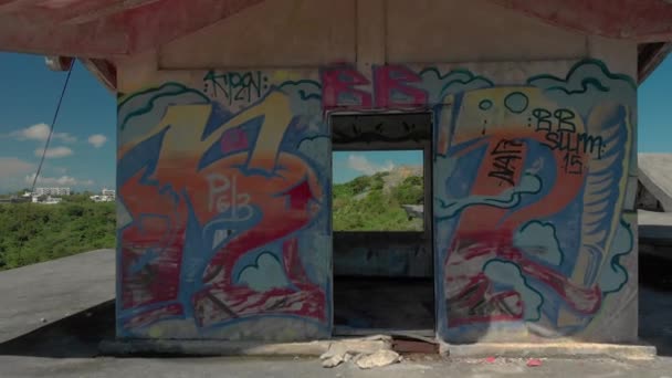 Staré Opuštěné Strašidelné Letovisko Horách Celé Místo Plné Nemocných Graffiti — Stock video
