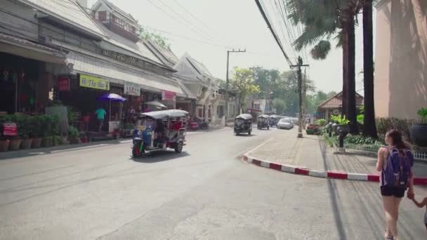 Toktok Convoy Bangkok Tailandia Mientras Una Mujer Cruza Calle Con — Vídeos de Stock