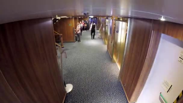 Timelapse Pasajeros Cruceros Que Desembarcan Por Última Vez — Vídeo de stock