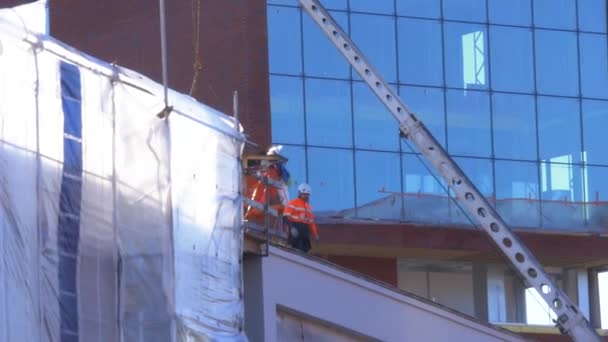 Crane Lifting Material Construction Site Worker Overseeing Modern Building Development — ストック動画