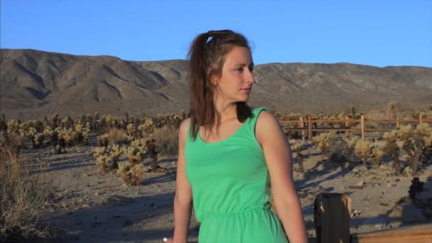 Una Foto Panorámica Una Mujer Vestido Verde Esperando Ser Besada — Vídeos de Stock