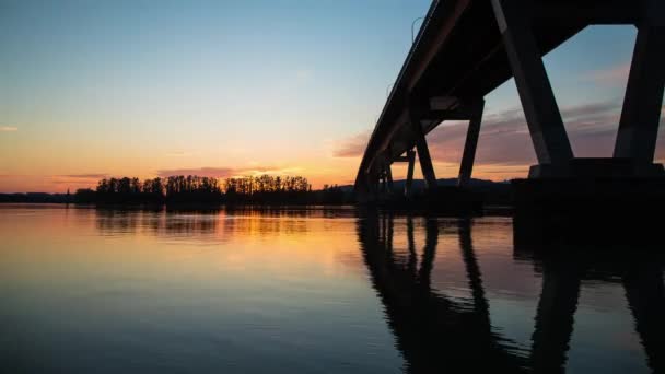 Bellissimo Tramonto Dorato Fiume Con Ponte Sul Lato Alberi Nel — Video Stock