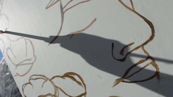 一只手和一把刷子的影子 社区壁画艺术项目中的绘画 — 图库视频影像