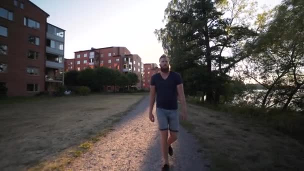 Hombre Caucásico Alto Con Barba Entera Caminando Afuera Los Suburbios — Vídeos de Stock