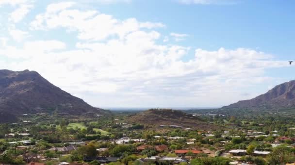 Panning Záběr Přes Slunné Paradise Valley Camelback Hory Pozadí Phoenix — Stock video