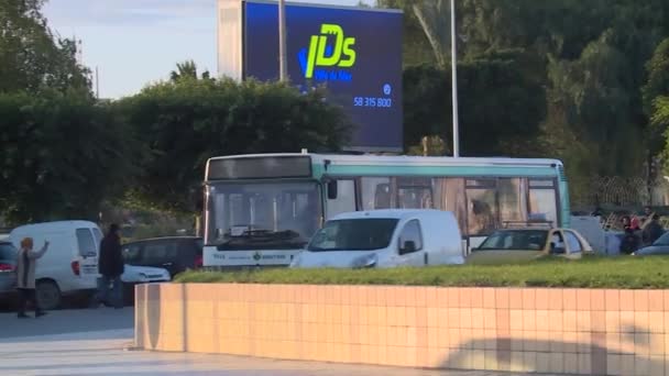 朝のSfax車とバスの循環 チュニジア フランスのRatp古いバス 高大気汚染 — ストック動画