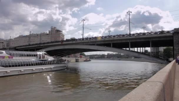 Ένα Πλοίο Που Περνά Κάτω Από Γέφυρα Bolshoy Moskvoretsky Στη — Αρχείο Βίντεο