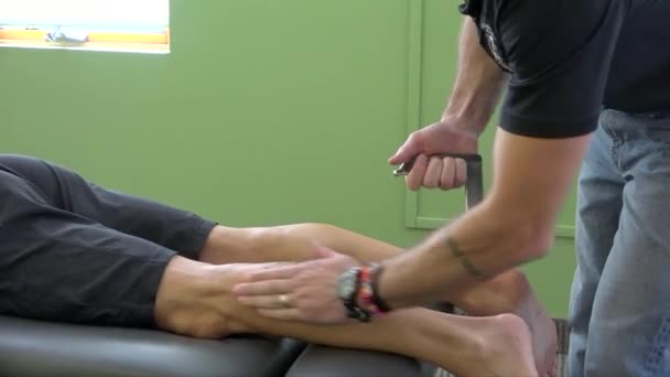 Chiropractor Preparing Athletic Patient Calf Graston Technique Body Blades — ストック動画