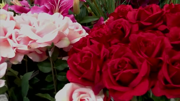 Panning Πλάνα Από Μερικά Όμορφα Τεχνητά Λουλούδια — Αρχείο Βίντεο