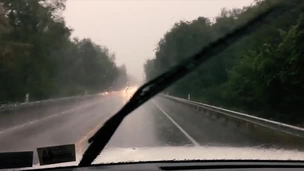 在大雨中开车 慢吞吞地从驾驶座上的挡风玻璃上看过去 — 图库视频影像