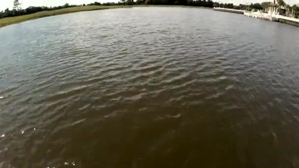 パン湖 パン海岸線 水にボート 草と空 水と草 — ストック動画