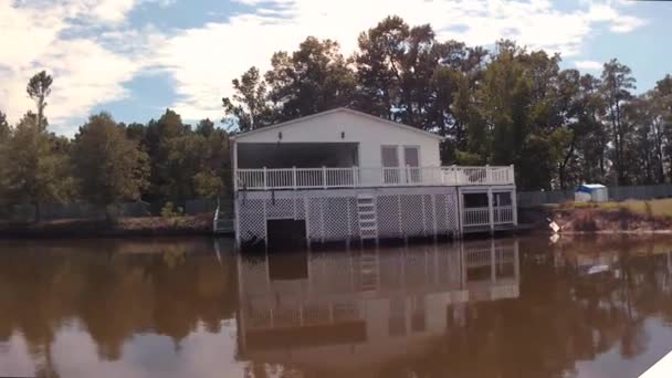 Pan Lake House Pan Water White House Water Grass Sky — Stock Video