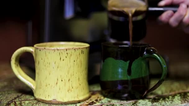 Video Artístico Alguien Vertiendo Expresso Una Taza Café Cerámica Muy — Vídeo de stock