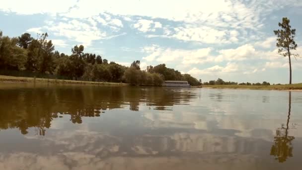 Pan Sjö Himmel Omgivande Buske Staket Vit Byggnad Vatten Gräs — Stockvideo