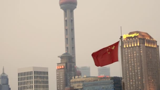 Utsikt Över Shanghai Skyline Från Andra Sidan Bund River — Stockvideo