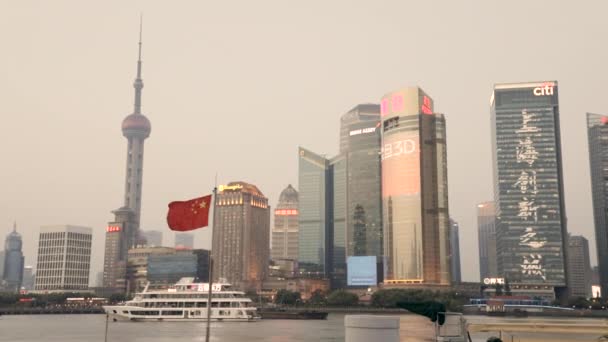 Utsikt Över Shanghai Skyline Från Andra Sidan Bund River — Stockvideo