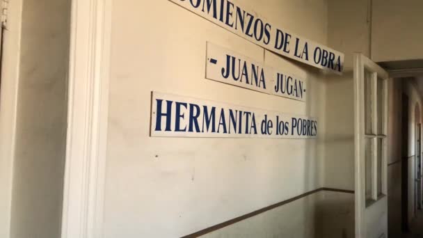 サンティアゴ チリに位置する貧しい人々の妹の古い亡命者の建設の壁に名前 1898年 明治31年 の修道女修道院 — ストック動画