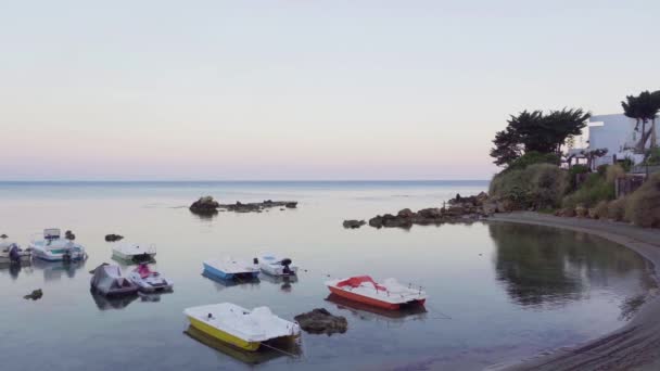 東シチリア島の美しい景色の中でボートやモーターボートでリラックスした夕日 — ストック動画