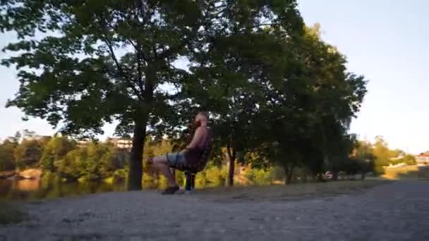 Hombre Caucásico Con Barba Llena Sentado Banco Junto Lago Suecia — Vídeos de Stock