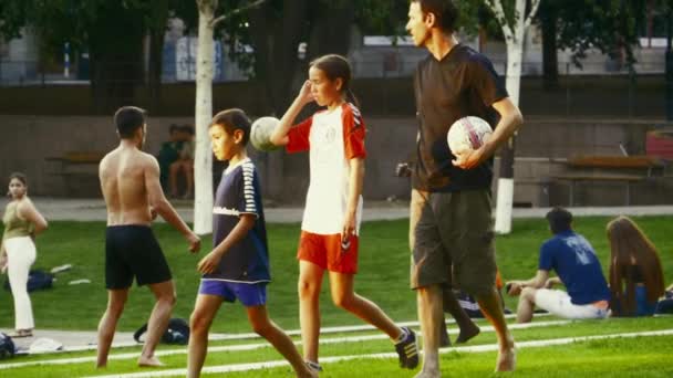 Brezilyalı Aile Futbol Antrenmanı — Stok video