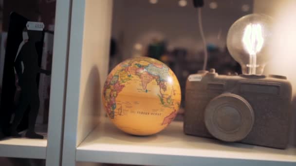 Небольшой Вращающийся Глобус Рядом Камерой Отображается Полке Магазина Софии — стоковое видео